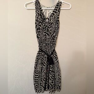 ST. JOHNS SPORT ANIMAL PRINT SLEEVELESS BLACK WHITE BELTED LINED DRESS MEDIUM